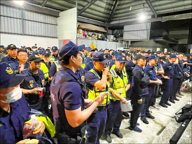 屏東角頭「鴨頭」陳昫豪日前遭人槍擊不治死亡，昨天出殯，警方集結出動200多位警力前往維安。（屏東縣警局提供）