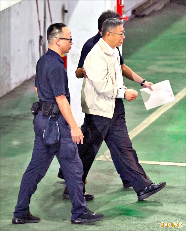 前台北市長柯文哲涉京華城案更裁，台北地院昨下午裁定羈押禁見，柯文哲戴上手銬，步上囚車送往土城看守所。（記者劉信德攝）