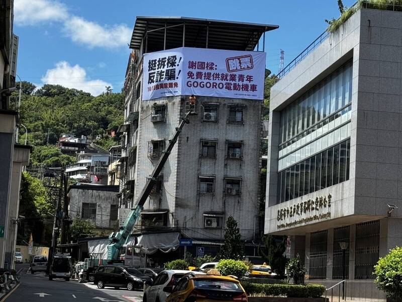 面對國民黨傾全黨之力救一人，發起罷免連署的公民團體「山海公民拆樑行動」，今天（6日）掛出廣告看板，反擊批評國樑的施政。（山海公民拆樑行動提供）