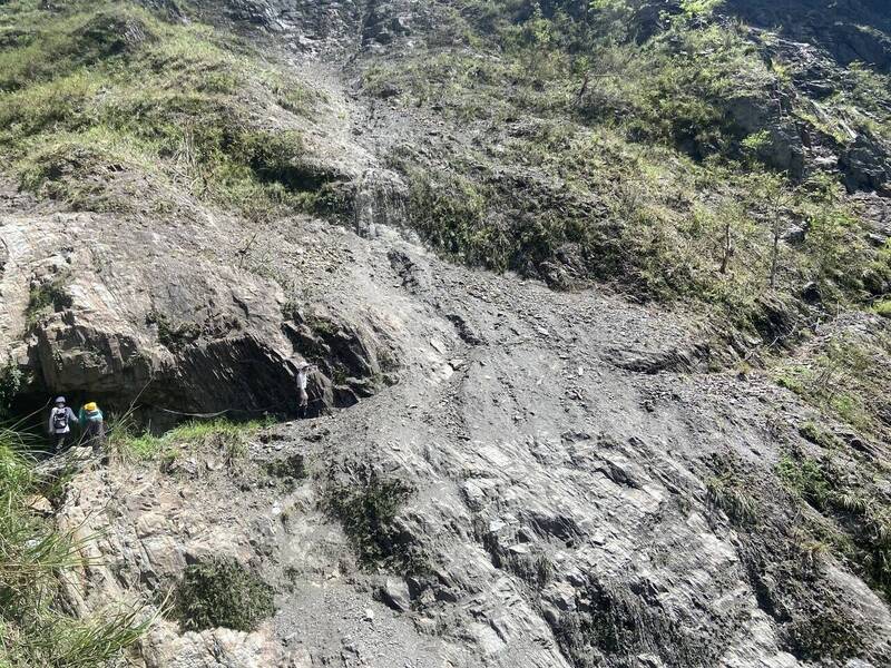 玉山園區八通關東埔路段坍方，由於上邊坡仍有大面積裸露坡壁，以致常有落石造成步道阻斷。（玉管處提供）