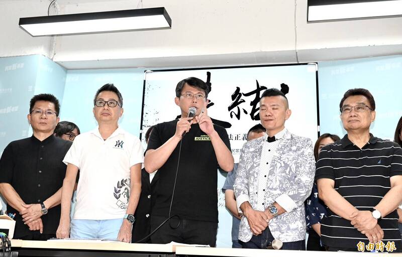 民眾黨6日召開緊急擴大會議，民眾黨立委黃國昌會後召開記者會，說明後續做為。（記者羅沛德攝）