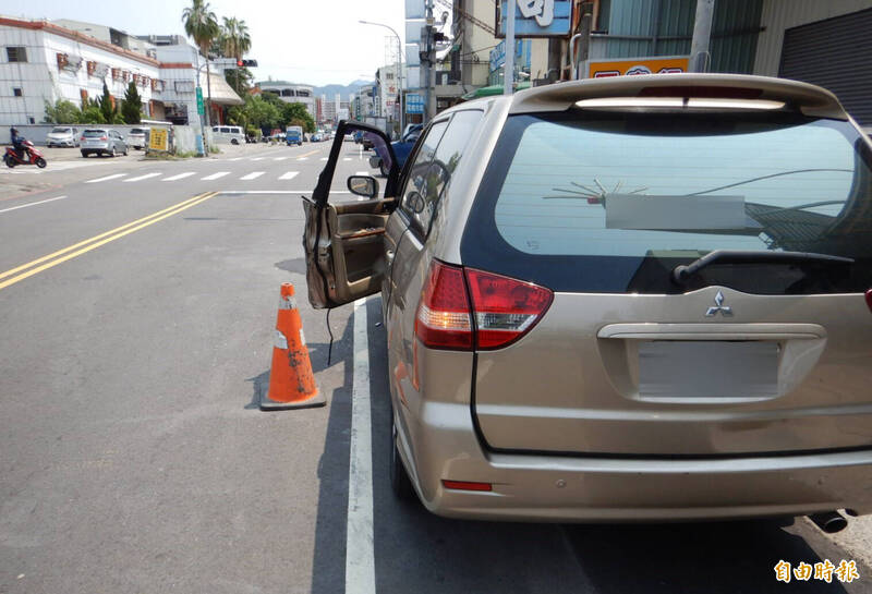 她嘆車門被撞要負責還要繳罰單 慘被網友砲轟