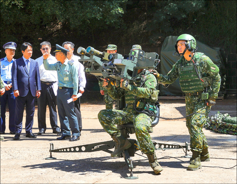 總統賴清德（左二）昨到澎防部防空連視導，聆聽官兵說明雙聯裝刺針飛彈系統戰備及操演情形。（中央社）