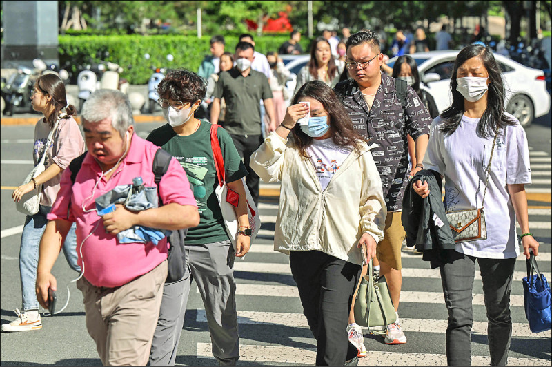 圖為8月27日北京街景，中國氣象當局本月2日公布，中國大片地區經歷史上最熱8月。（法新社）