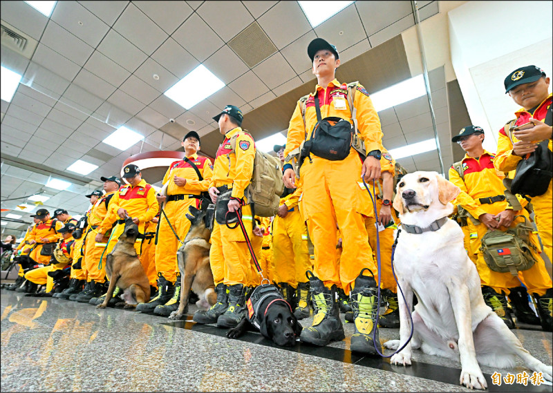 內政部長劉世芳,出席113年國際人道救援專案包機動員松山機場的演練，會中並與所有救援隊員合影,其中參與演練的多隻搜救犬,成為此次演習的目光焦點！（記者田裕華攝）