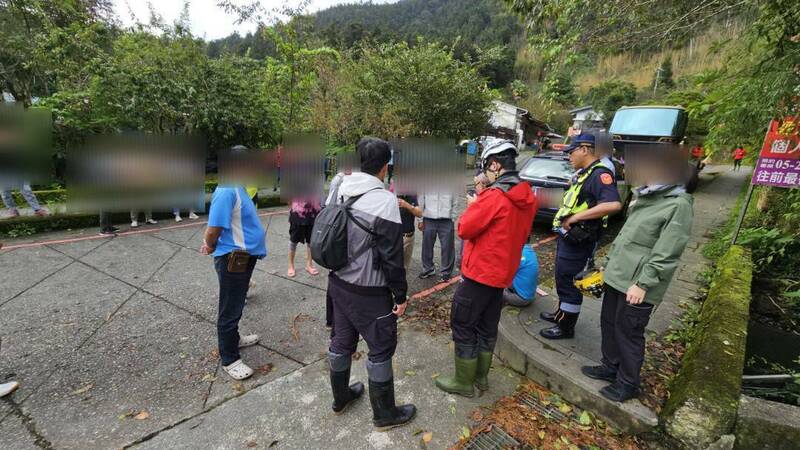 警、消人員前往大凍山頂湖步道搜救。（嘉義縣消防局提供）