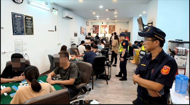 屏東警方對桌遊店進行臨檢，查緝是否有不法行為。（圖：屏東縣警局提供）