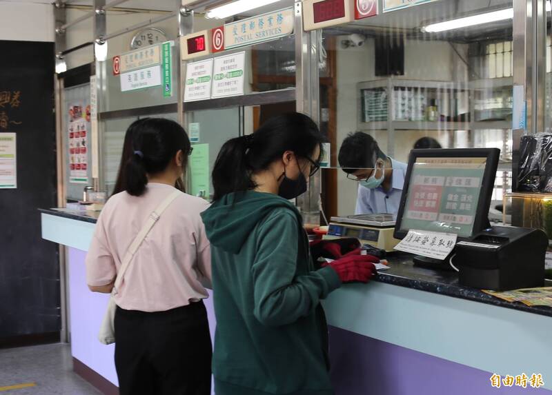 台中民權路郵局本月協助中部國軍撥薪作業，發生重覆撥薪，逾萬名國軍重覆入帳，共3.8億，緊急沖帳回來。示意圖，非該郵局（資料照）