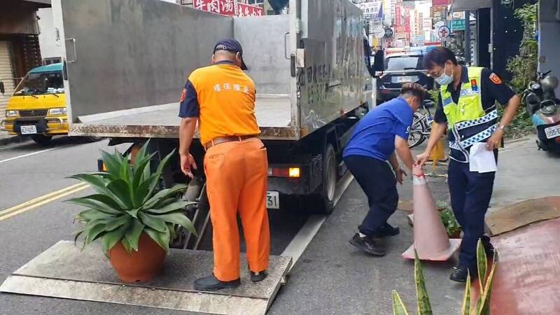 斗六警分局清道專案，針對以花盆、鐵拒馬等物品占用道路行為全部清除，限期改善未改善則依法開罰。（斗六分局提供）