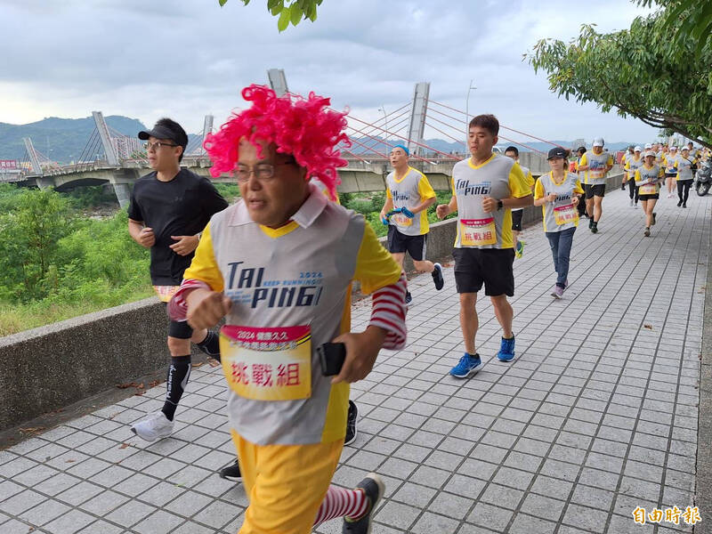 紅髮跑者參加富市臺中新好太平休閒路跑，路人稱「麥當勞叔叔來送餐了」。（記者黃旭磊攝）