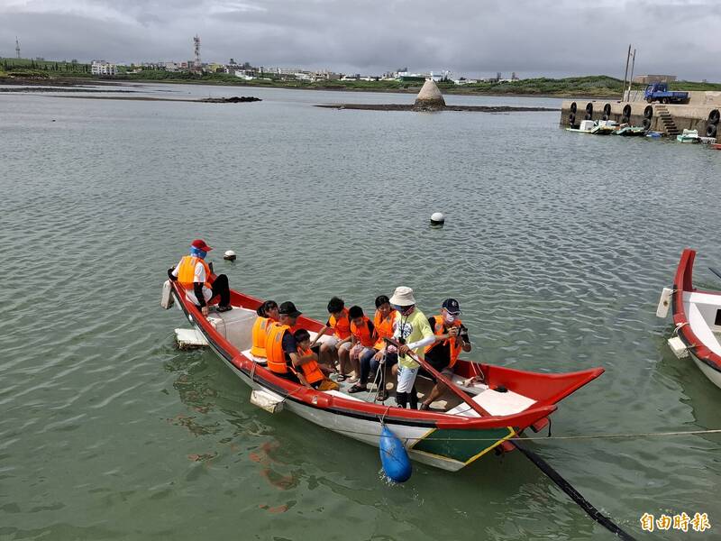 馬公市公所在安宅海域，舉行大目舢舨船體驗活動。（記者劉禹慶攝）