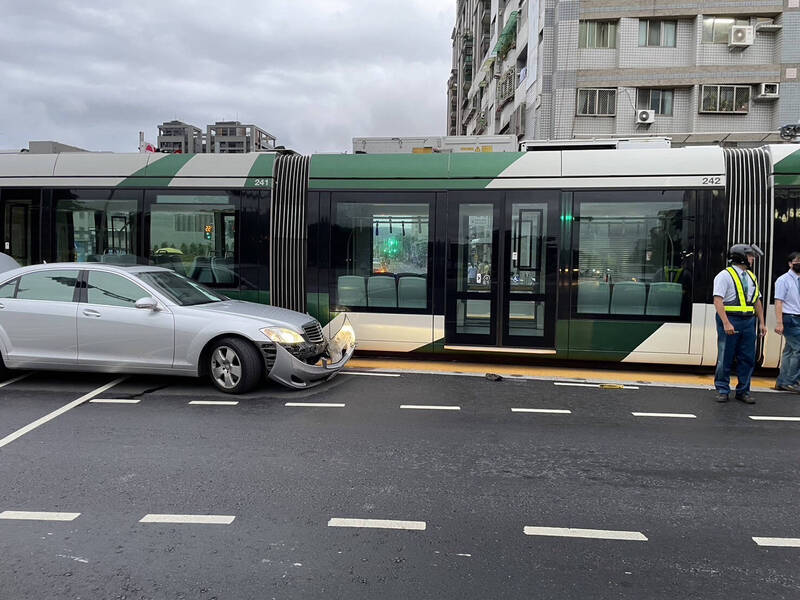 85歲男駕駛違規轉彎，在大順路段擦撞高雄輕軌列車。（民眾提供）