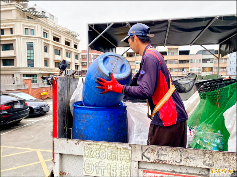 今年中秋節包含彰化市在內有五個鄉鎮市停收垃圾，環保局提醒民眾，事先確認垃圾收運時間，避免垃圾積壓。（記者張聰秋攝）