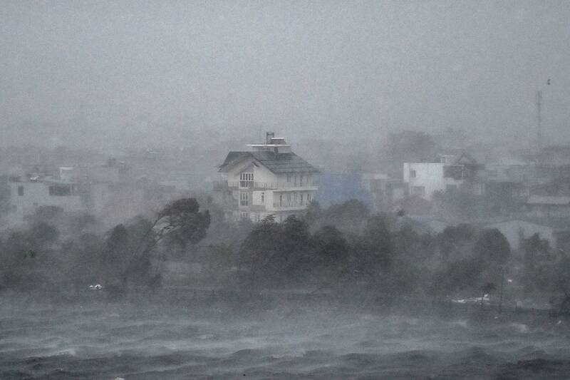 摩羯颱風挾狂風暴雨登陸越南，襲擊沿海城市海防。（法新社）