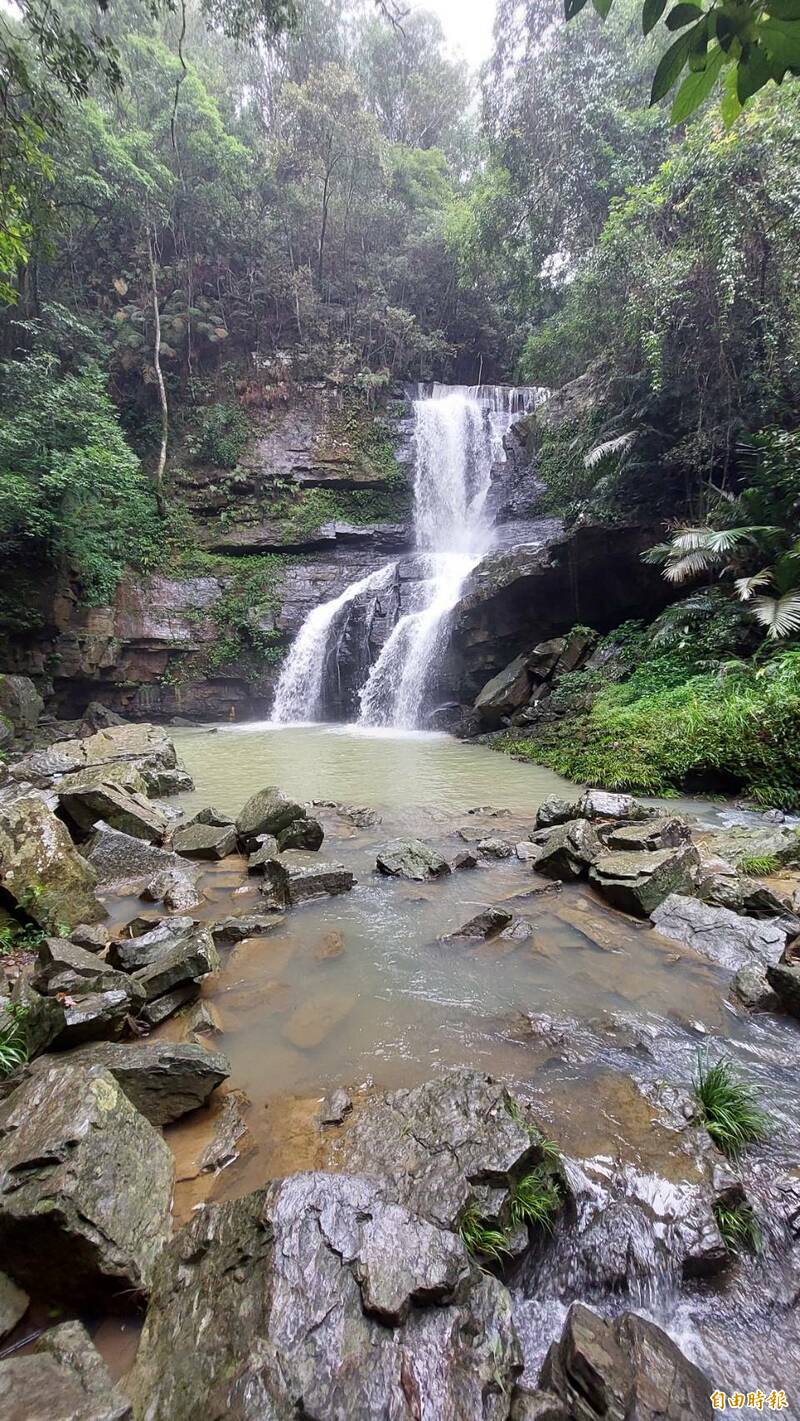 南投魚池鄉澀水森林步道水上瀑布，大量水流從嶙峋的峭壁傾瀉而下，景致優美。（記者張協昇攝）