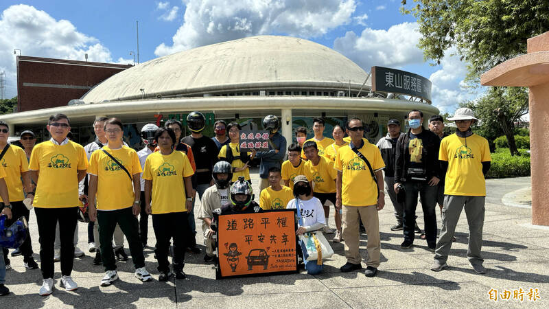 中華民國大型重型機車經營同業全國促進會今天（8日）上午集結50位車友在國3台南東山服務區表達訴求，建議交通部先試辦開放550CC以上紅牌重機通行橫向國道。（記者楊金城攝）