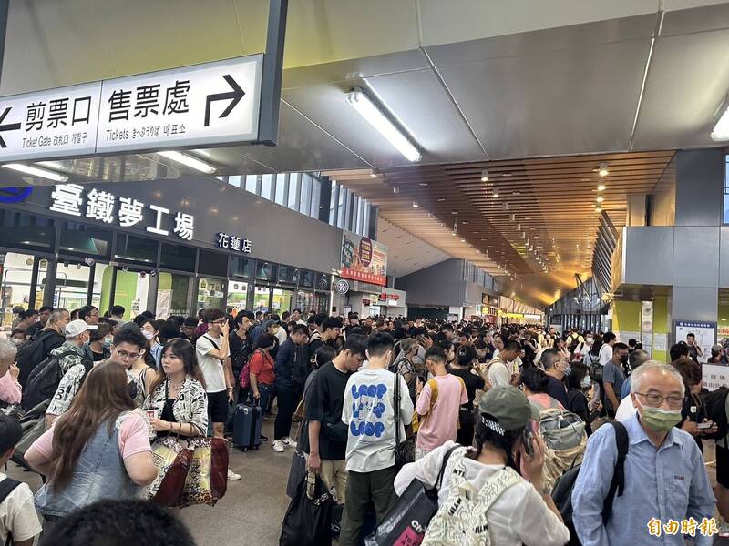 受到大雨影響，花蓮蘇花公路、鐵路崇德路段都被土石泥流淹沒中斷。（記者王錦義攝）