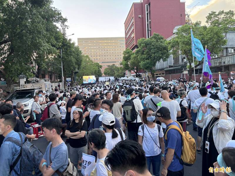 民眾黨今晚於立法院旁濟南路舉行首場全國開講。（記者林欣漢攝）