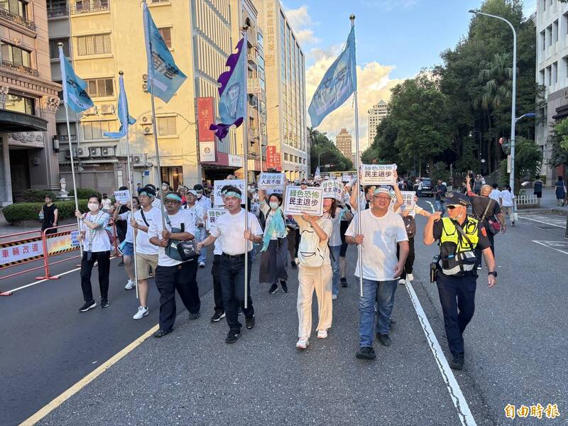 民眾黨今晚於立法院旁濟南路舉行首場全國開講。（記者林欣漢攝）