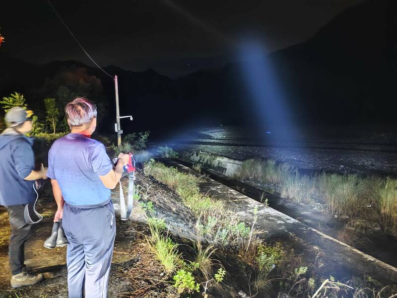 花蓮縣消防局接獲報案指出，萬榮鄉二子山產業道路8日傍晚5點左右，有一輛車於二子山產業道路要渡溪的時候翻覆2人被沖走，並有19人受困山區。（消防局提供）