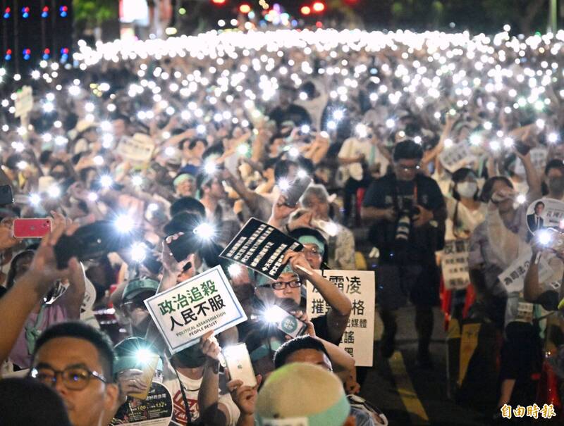 民眾黨8日舉行公民怒吼第一站晚會，支持者前往聚集聲援。（記者方賓照攝）