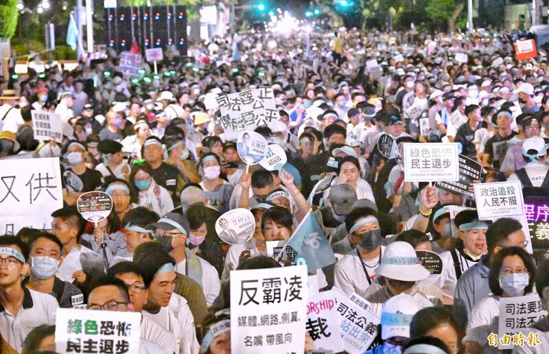 民眾黨8日舉行公民怒吼第一站晚會，支持者前往聚集聲援。（記者方賓照攝）