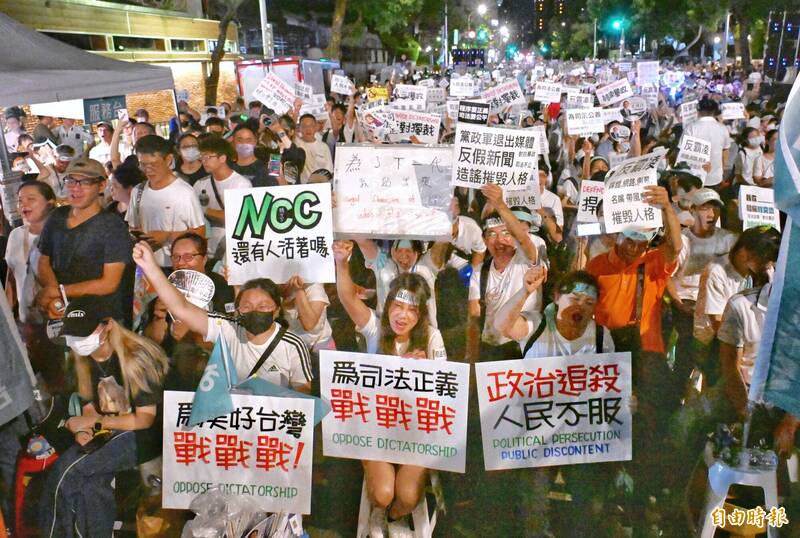 聲援柯文哲，支持者前往聚集聲援。（記者方賓照攝）