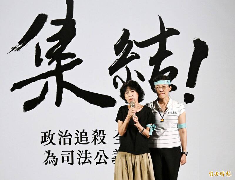 柯文哲妻子陳佩琪（左）短講。（記者方賓照攝）