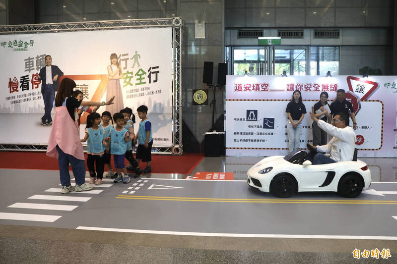 新北響應交通安全月 侯友宜開小汽車示範路口停讓幼兒