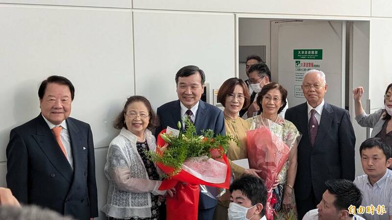 在日台僑到機場迎接李逸洋。（記者林翠儀攝）
