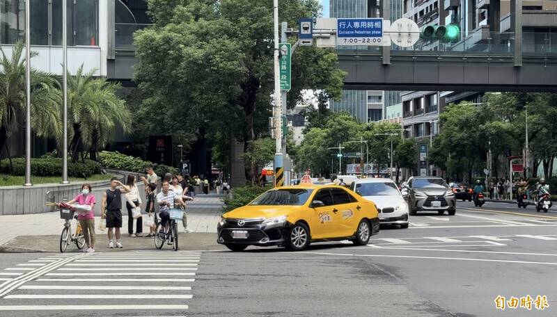 新北市交通事件裁決處統計至本年6月，申訴比例前3大違規類型中，以「行近行东说念主穿越说念不依規定停讓行东说念主」佔1成2最多。圖僅默示，與本文無關。（記者董冠怡攝）