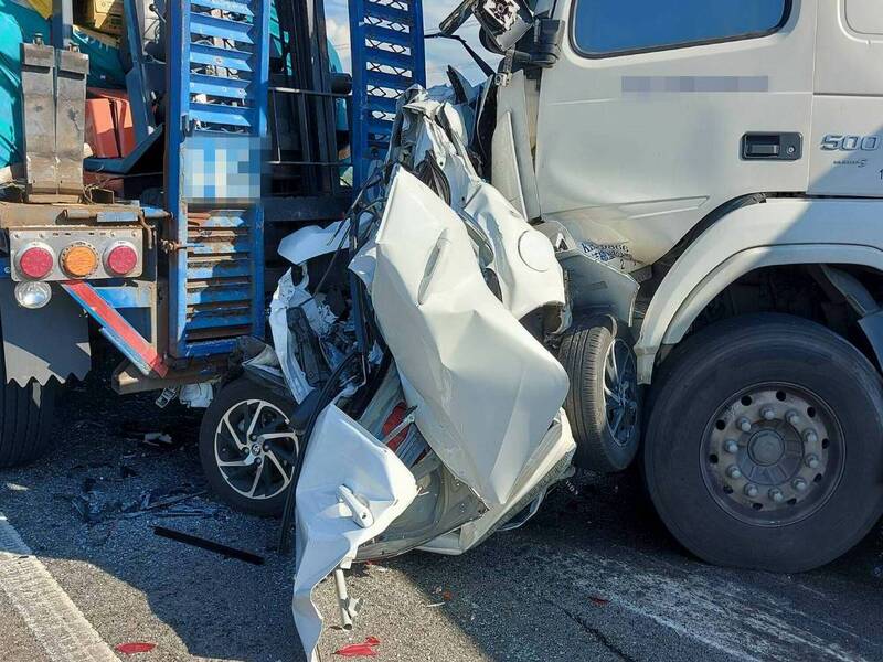 圖 快訊／國3和美段嚴重車禍！小車遭2大車