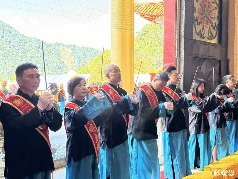 立法院長韓國瑜等擔任總主祭官，向瑤池金母娘娘祝壽。（記者歐素美攝）