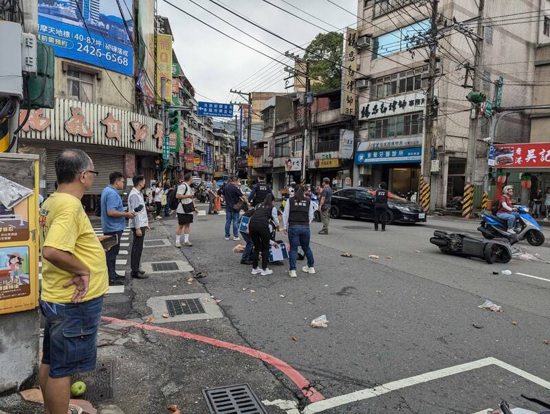 多名議員前往車禍現場協助。（民眾提供）