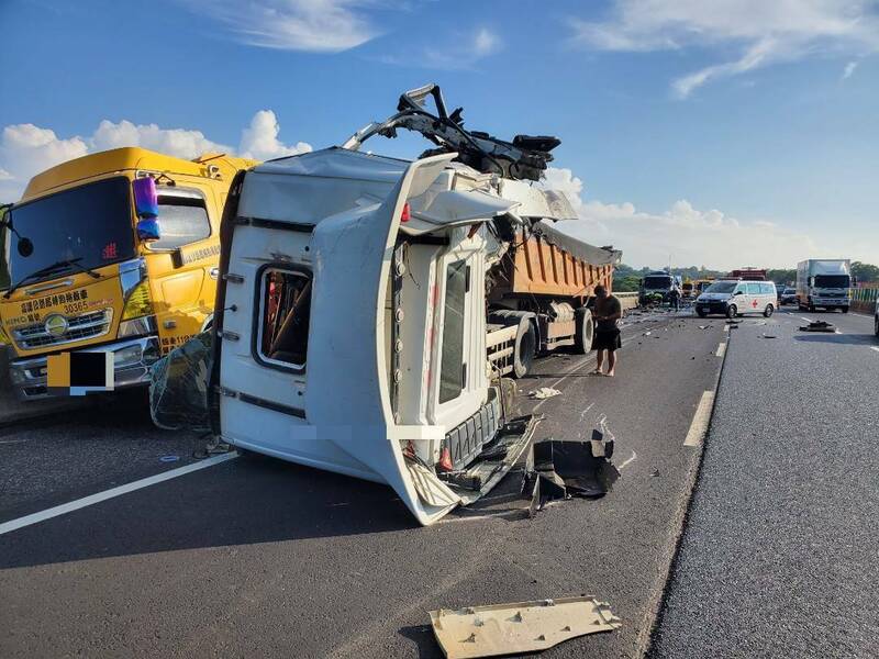 國道3號衝撞大貨車、拖吊車釀2死，砂石車司機稱不知為何撞上。圖為事發現場。（民眾提供）