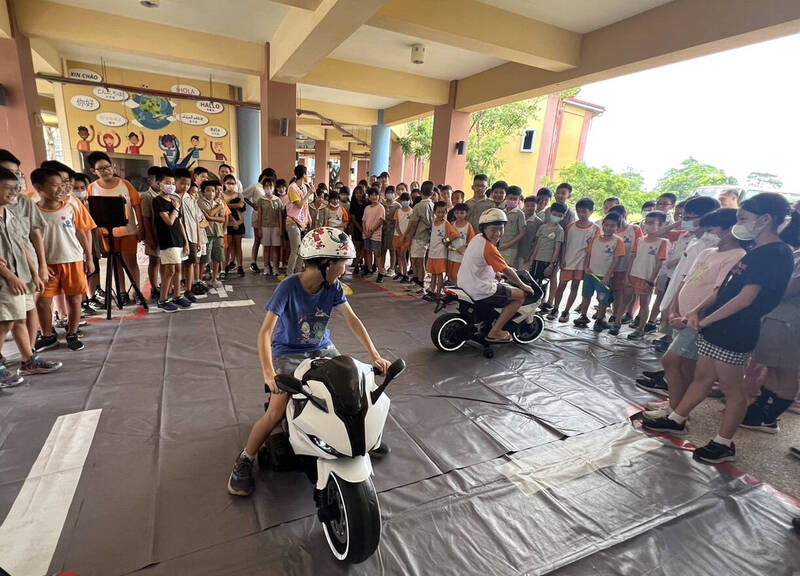 鹽水國小學生體驗騎乘電動迷你摩托車學習行車交通安全。（學校提供）