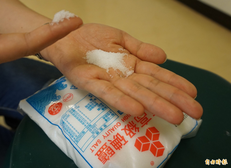網友好奇，市售常見的2款鹽巴有什麼差異？示意圖。（資料照）