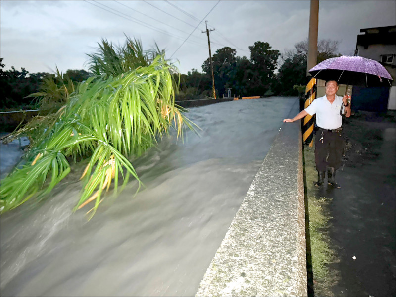 本月8日內三排水水位高漲，差10公分就溢堤，其排水灌入三號土圳，遲遲無法疏通，導致溢堤。（民眾提供）