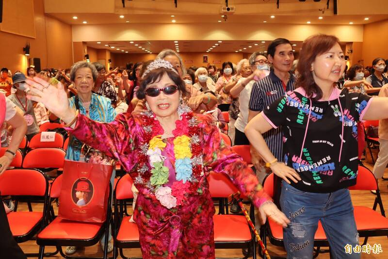 97歲阿嬤陳菊妹（紅衣者）在活動會場跟著又唱又跳。（記者翁聿煌攝）