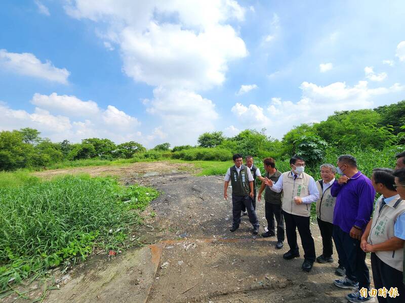 新營區垃圾掩埋場在凱米颱風受創，堆置轉運的廢棄物已處理完成，台南市長黃偉哲前往視察。（記者王涵平攝）