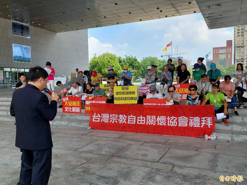 中市打造媽祖文化園區，宗教團體市府前做禮拜盼宗教平等 。（記者蘇孟娟攝）