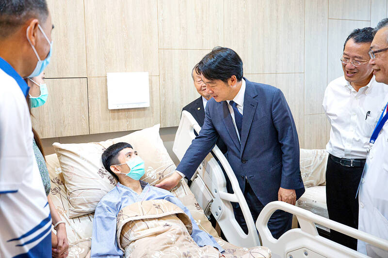 
President William Lai, center, visits an air force pilot who was rescued after ejecting from his fighter jet before it crashed Tuesday night.
Photo: CNA