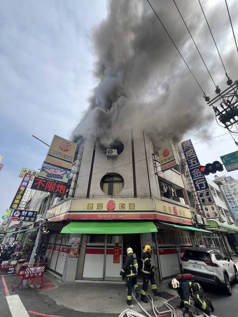 嘉義市火車站前仁愛路發生火警，濃煙自3樓竄出、場景嚇人。（民眾提供）