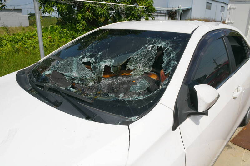 又名本心汽車駕駛东说念主下車時把手機留在前擋風玻璃車內，陽光高溫曝曬引發手機自燃，險燒了車子。（圖：南市消防局提供）