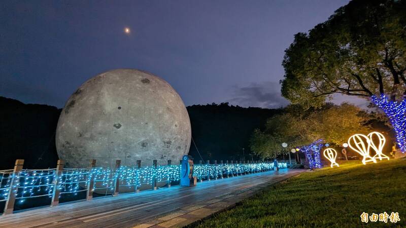 宜蘭梅花湖夜間新亮點，13公尺大月亮湖面造景展至10月底。（記者王峻祺攝）