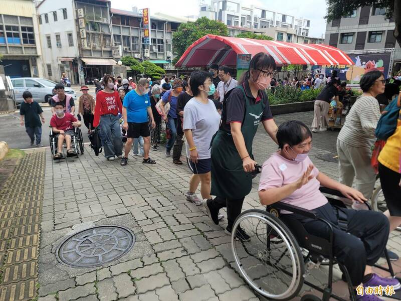 中秋共融 屏基、屏東大學志工陪身心障礙者玩闖關