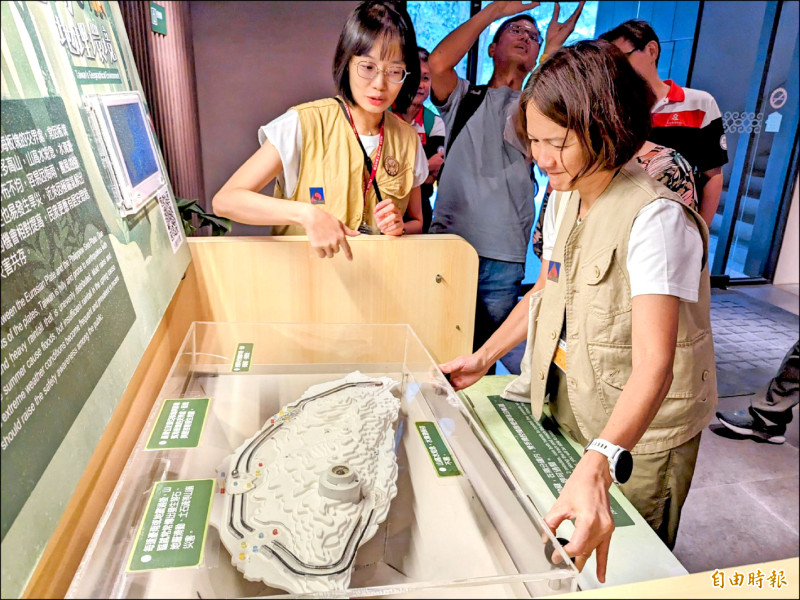 「島嶼關鍵字」水保防災特展在溪頭園區開展，展館內有軌道彈珠台互動裝置，讓民眾認識台灣山高水深地理環境。（記者劉濱銓攝）