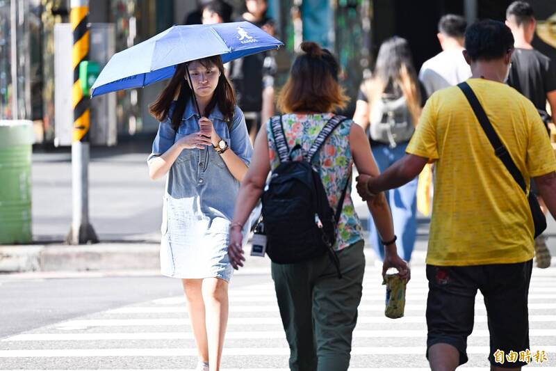 週五沒下雨時體感悶熱，大台北地區、東半部地區及恆春半島有不定時局部短暫陣雨或雷雨，午後苗栗以南及各山區有局部大雨機率。（資料照）