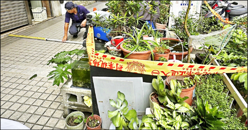 警方在案發大樓墜落點採證。 （民眾提供）