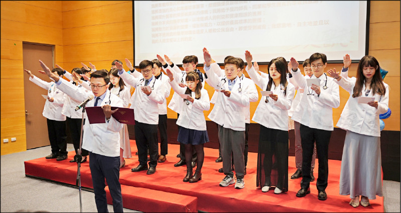 中興大學首屆學士後醫學系學生挑戰國考，廿三人全數通過一階測驗。（興大提供）